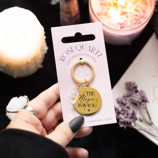 The magic is in you sleutelhanger met ruw stukje Rozenkwarts